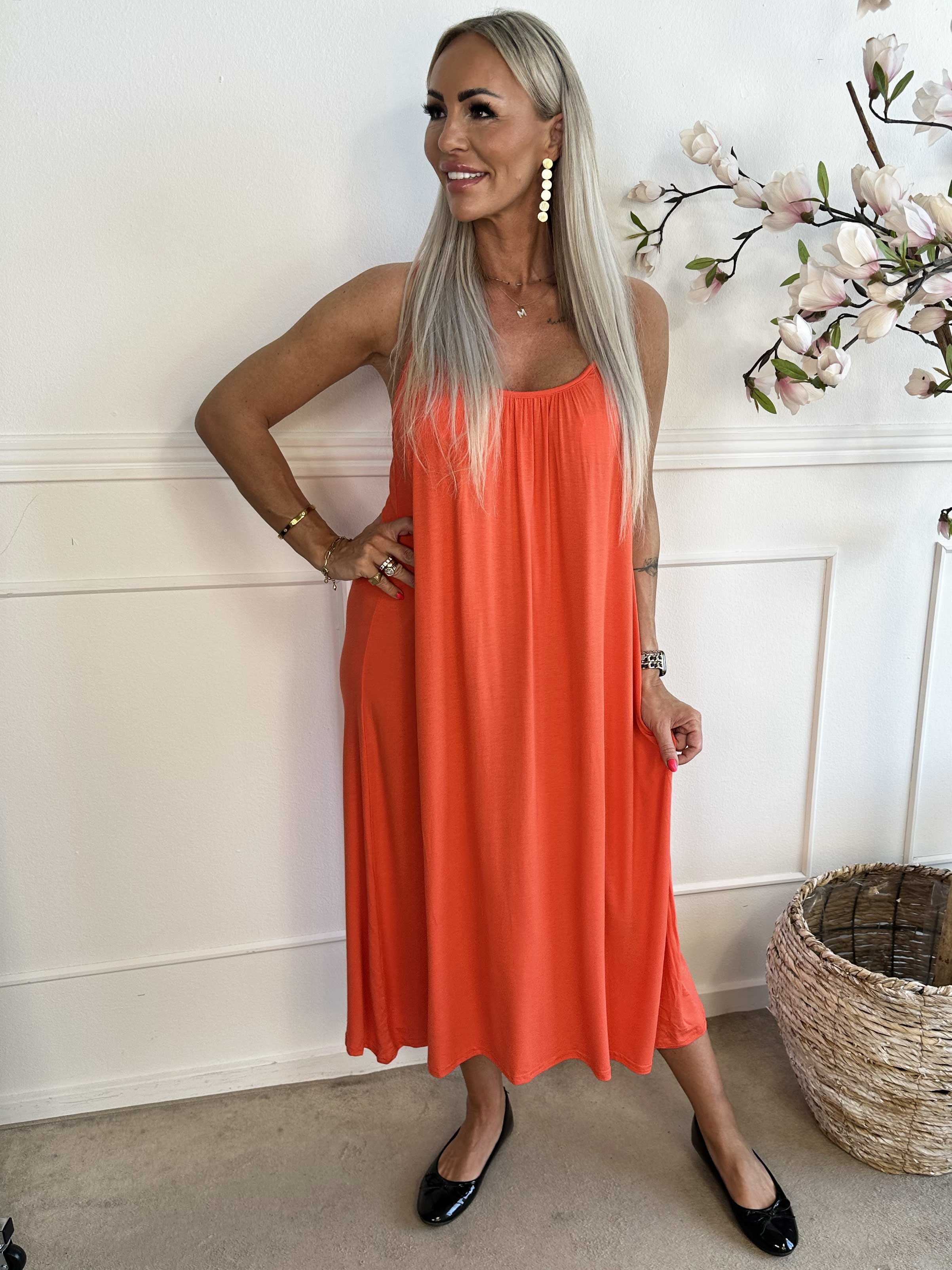 Olivia - Lang stropkjole i viskose